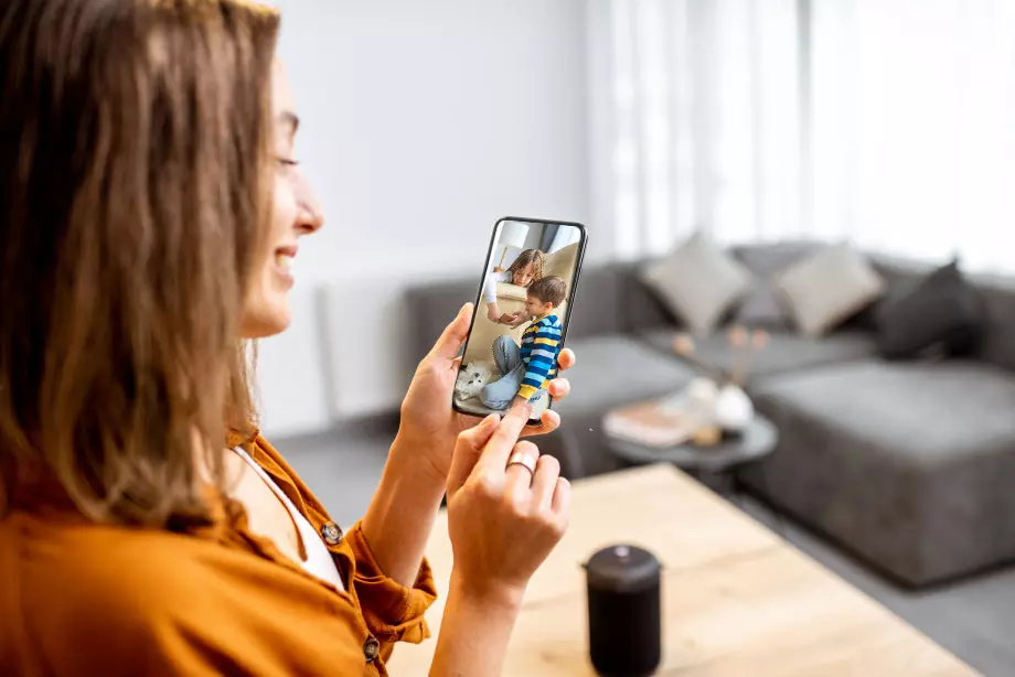Persona monitoreando su casa con la app Prosegur Persona monitoreando su casa con la app Prosegur